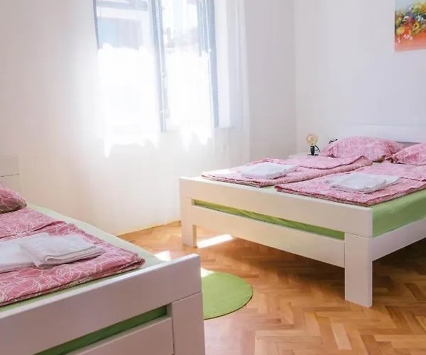 Sobe Kaki In Kivi Hostel Izola